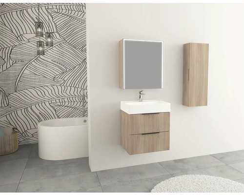 Koupelna s umyvadlem, zrcadlem, vysokou skříňkou a vanou