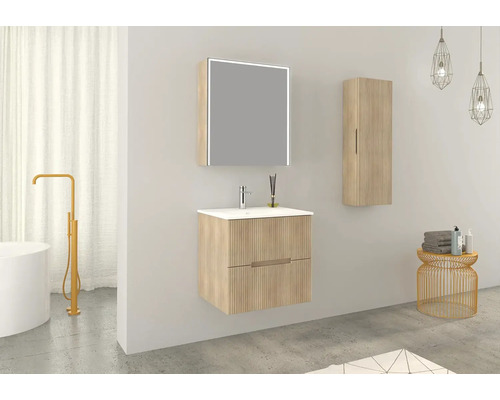 Koupelna s umyvadlem, zrcadlovou skříňkou, závěsnou skříňkou a volně stojící vanovou baterií.