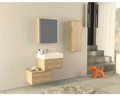 Koupelna s umyvadlem, zrcadlovou skříňkou a vysokou skříňkou ve světlém dřevěném dekoru