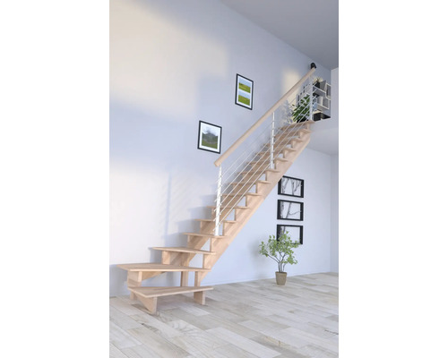 Dřevěné schodiště s kovovým zábradlím ve světlé místnosti