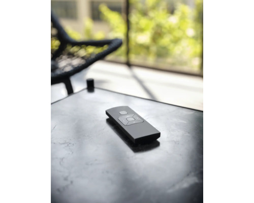 Dálkové ovládání na stole