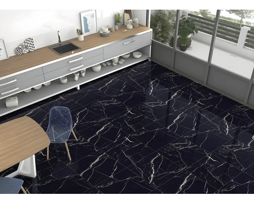 Kuchyňská scéna s černou podlahou se vzhledem mramoru, jídelním stolem a kuchyňskou linkou.