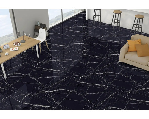 Interiér s podlahovými dlaždicemi vzhledu mramoru, kancelářským stolem a posezením