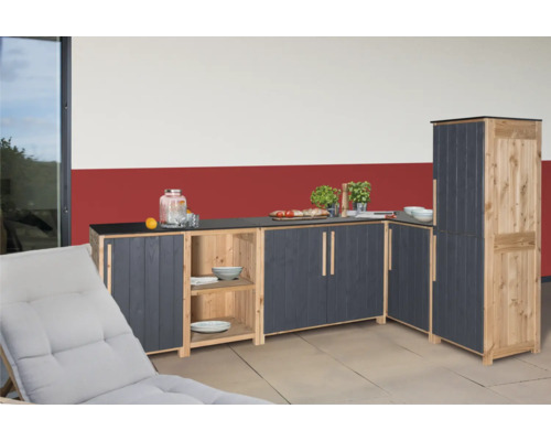 Venkovní kuchyně ze dřeva se skříňkami, policemi a pracovní deskou