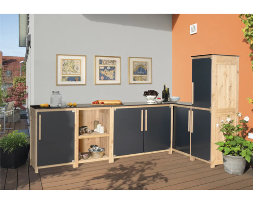 Venkovní kuchyně ze dřeva s pracovní deskou, skříněmi a policemi na terase.