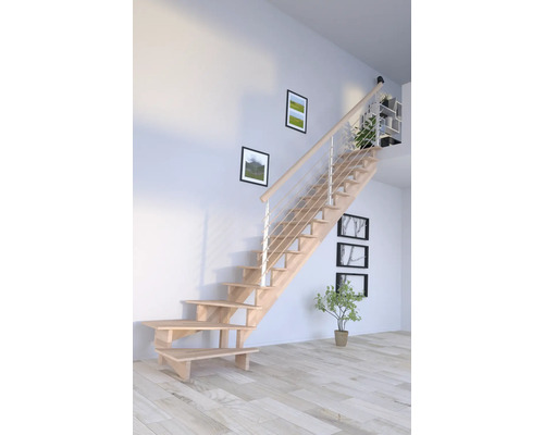 Dřevěné schodiště s nerezovým zábradlím ve světlé místnosti.