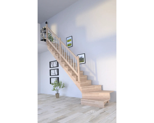 Dřevěné schodiště se zábradlím ve světlé místnosti.