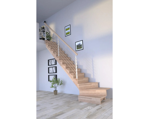 Dřevěné schodiště s kovovým zábradlím ve světlé místnosti