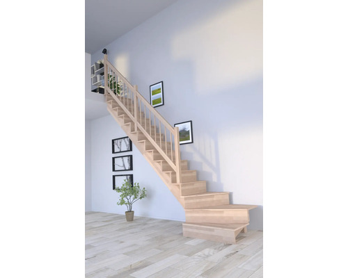 Dřevěné schodiště ve světlém obývacím pokoji s obrazy na stěně a rostlinami.