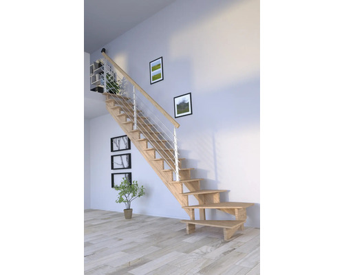 Dřevěné schodiště s nerezovým zábradlím ve světlé místnosti