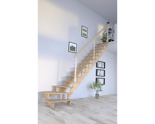 Dřevěné schodiště s kovovým zábradlím ve světlé místnosti