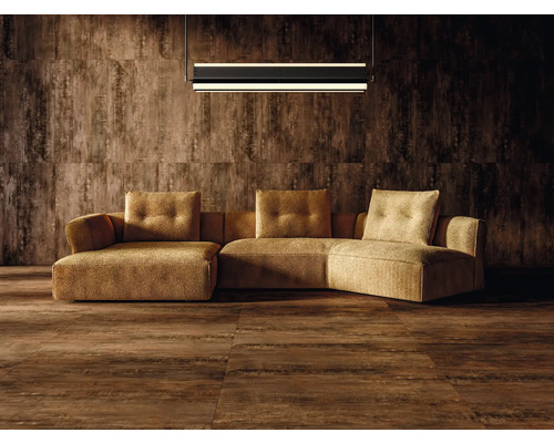 Obývací pokoj s pohovkou, obklady stěn a podlah s vzhledem dřeva