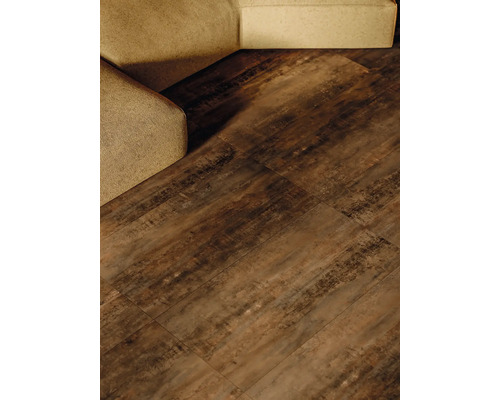 Pokládka podlahových dlaždic v obývacím pokoji