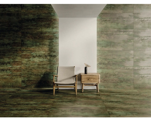 Zobrazení místnosti s dlaždicemi na stěně a podlaze, křeslo a noční stolek