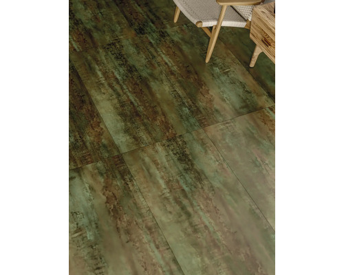 Pokládka interiérových dlaždic s dřevěným dekorem a posezením