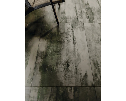 Detailní pohled na dlaždice a židli