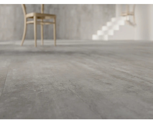 Dlaždicová podlaha se židlí a schodištěm v pozadí