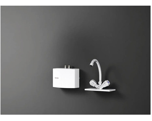 Elektrický ohřívač vody vedle kohoutku na zdi