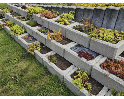 Terasa zahrada osázená betonovými květináči