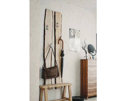 Dřevěný věšák s taškou a deštníkem namontovaný na stěně nad dřevěnou lavicí.