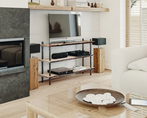 Obývací pokoj s televizí, hi-fi systémem a konferenčním stolkem