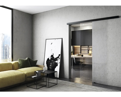 Obývací pokoj s posuvnými dveřmi do kuchyně.