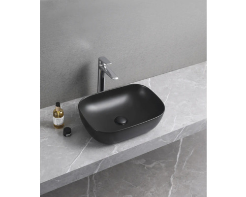 Černé umyvadlo na desku s baterií na mramorové desce