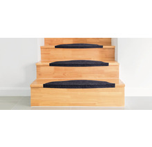 Dřevěné schodiště s kobercovými stupnicemi