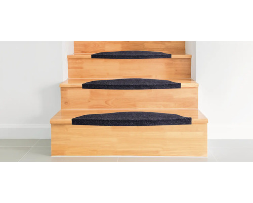 Dřevěné schodiště s kobercovými stupnicemi