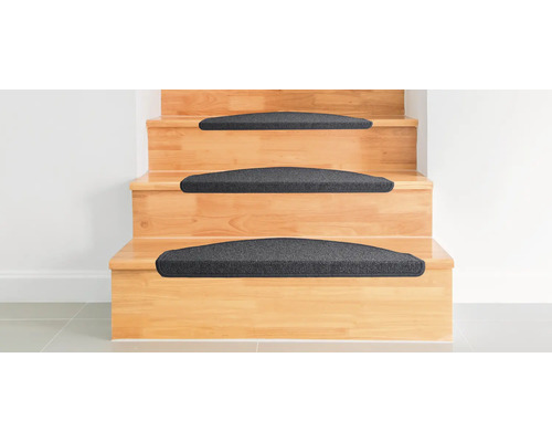 Dřevěné schodiště se šedými stupnicemi pro zvukovou izolaci a zvýšení bezpečnosti