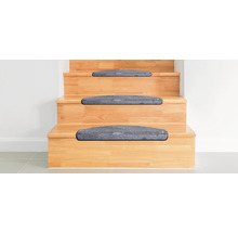 Dřevěné schodiště se šedými stupnicemi pro větší bezpečnost a pohodlí