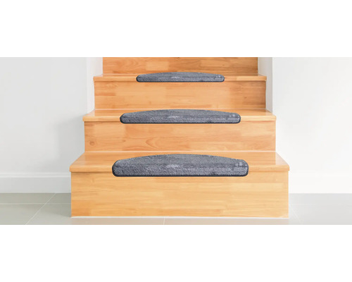 Dřevěné schodiště se šedými stupnicemi pro větší bezpečnost a pohodlí