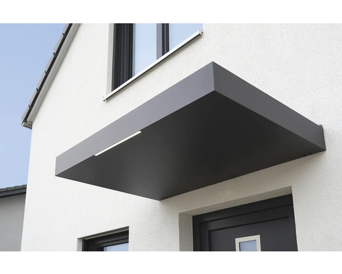Stříška s integrovaným osvětlením namontovaná na domě