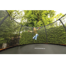 Chlapec skáče na zahradní trampolíně se sítí značky Marimex