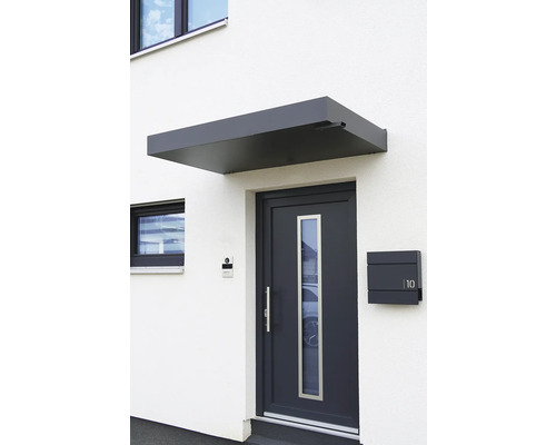 Vstupní prostor domu se stříškou, vchodovými dveřmi a poštovní schránkou