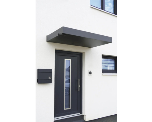 Vchodové dveře se stříškou a poštovní schránkou