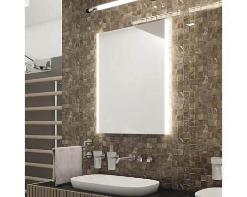 Moderní koupelna s mozaikovou stěnou, osvětleným zrcadlem a umyvadlem na desku