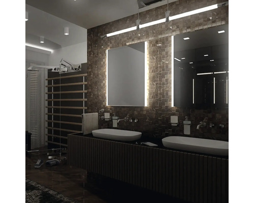 Moderní koupelna s dvojitým umyvadlem, zrcadly a osvětlenými prvky pro světlé a organizované prostředí.