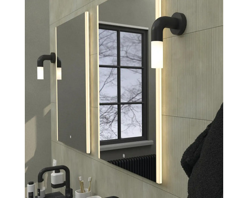 Koupelna se zrcadlovou skříňkou a nástěnnými svítidly