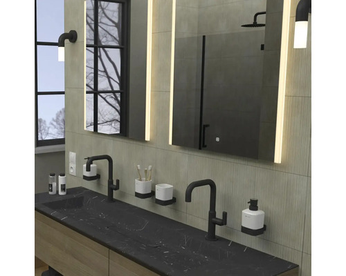 Koupelna s dvojitým umyvadlem, černými armaturami, osvětlenými zrcadly a oknem.