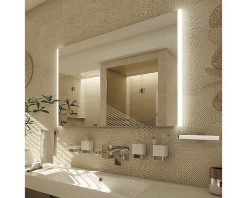 Světlá koupelna s umyvadlem, baterií a obdélníkovým zrcadlem s bočním osvětlením