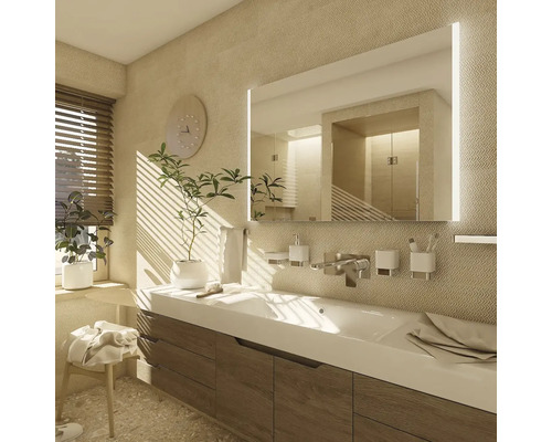 Moderní koupelna s umyvadlem, zrcadlem s osvětlením a okenními žaluziemi.