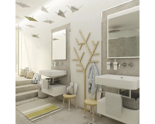 Moderní koupelna s umyvadly, zrcadly, věšákem na šaty ve tvaru stromu a origami dekorací.