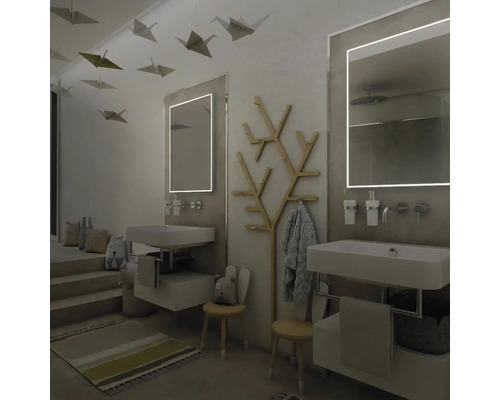 Světlá koupelna se dvěma umyvadly, zrcadly s osvětlením, dekorativními papírovými jeřáby a stromovým šatním věšákem.