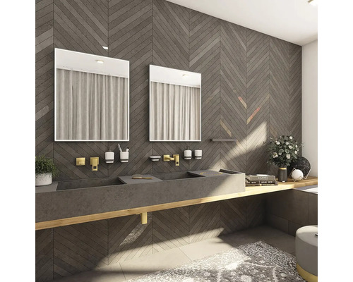 Koupelna s dvojitým umyvadlem, zrcadly a obkladem stěn do rybí kosti pro stylovou a uspořádanou atmosféru.