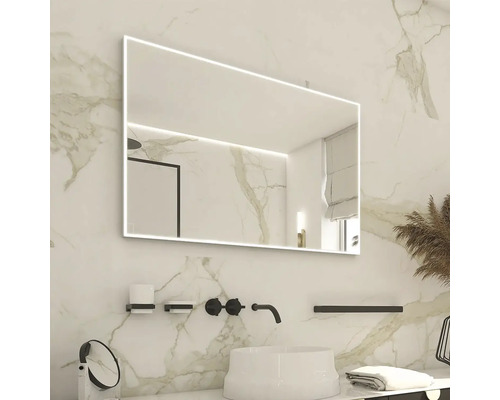 Koupelna s obdélníkovým zrcadlem s LED osvětlením nad umyvadlem