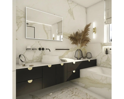 Koupelna s umyvadlem, zrcadlem a mramorovým vzhledem