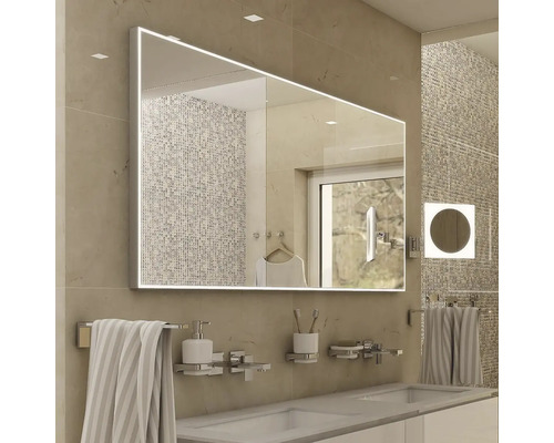 Moderní koupelna s velkým zrcadlem, umyvadlem a koupelnovými doplňky