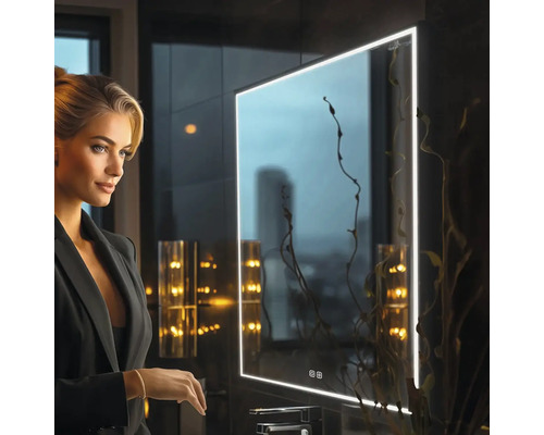 Žena před osvětleným koupelnovým zrcadlem s dekorací