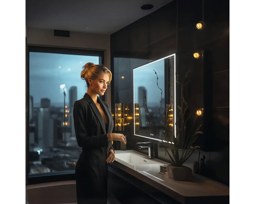 Moderní koupelna s osvětleným zrcadlem, umyvadlem a výhledem na město v noci.